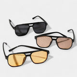 Négyzet alakú szemüveg szegecsekkel