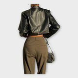 Rövid bőrkabát zsebekkel 