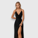 Hosszú selyemruha oldalsó hasítékkal és vékony pantokkal